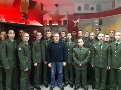 Солдаты срочной службы 2019г. в выставочном зале